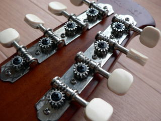 マンドリン M-218 M-210 比較です スズキバイオリン: いいひだの